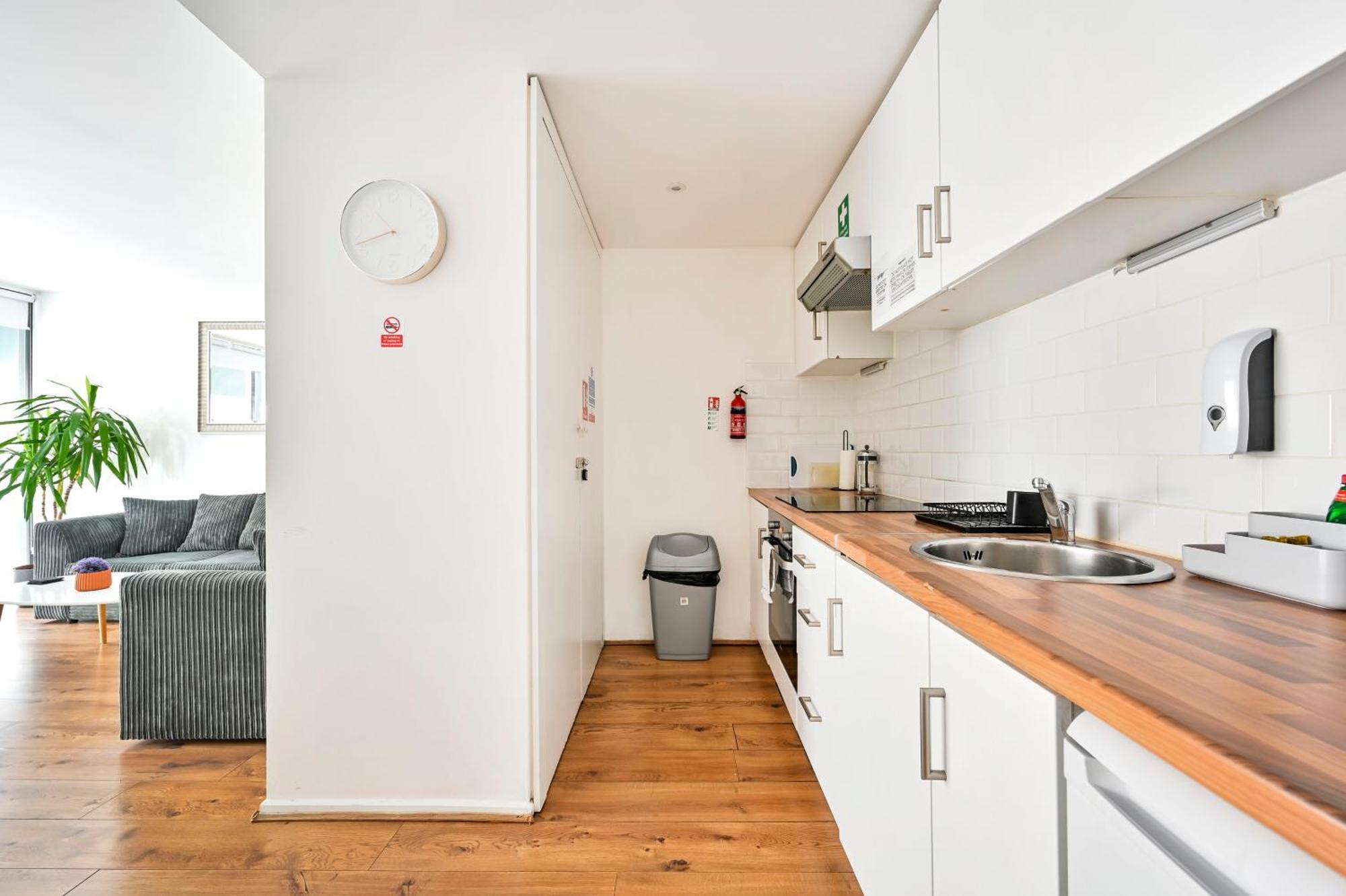 Lovely 2-Bed, Sleeps 6, Near Stratford Station & Abba Voyage, ロンドン エクステリア 写真