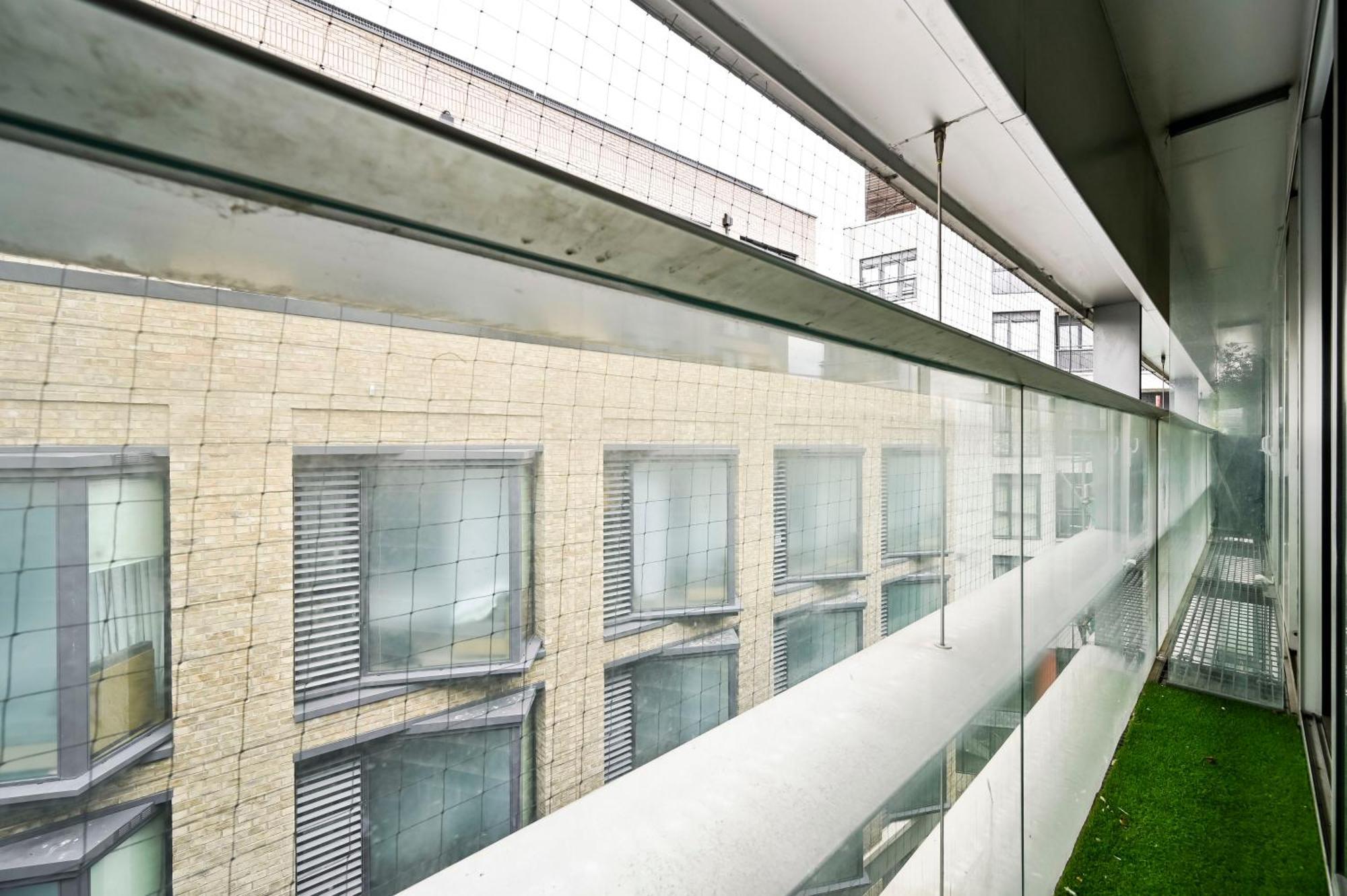 Lovely 2-Bed, Sleeps 6, Near Stratford Station & Abba Voyage, ロンドン エクステリア 写真