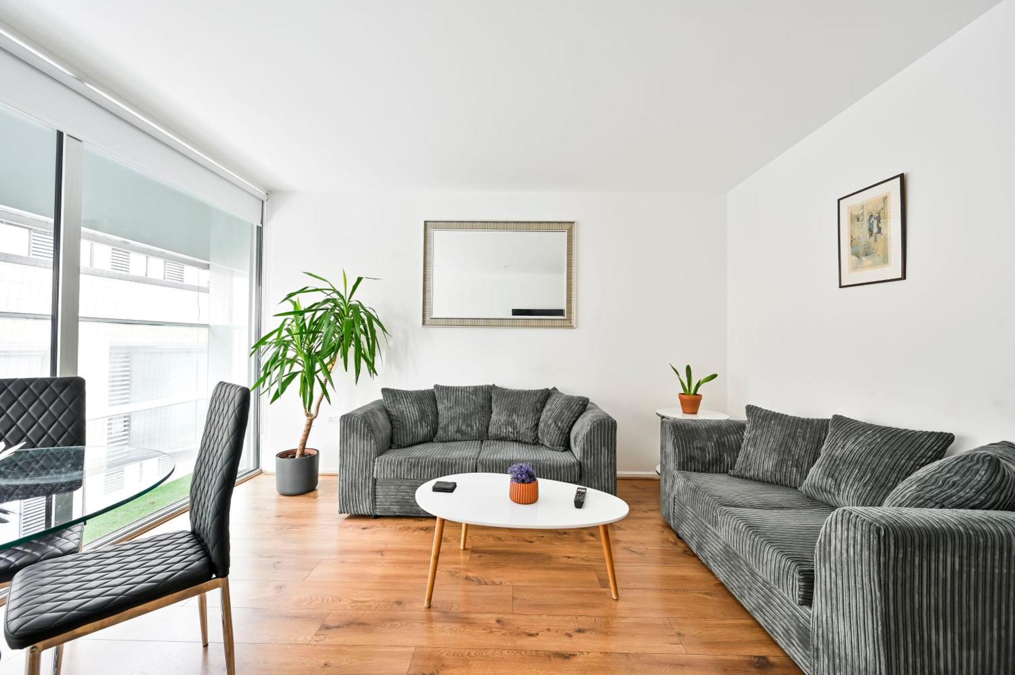 Lovely 2-Bed, Sleeps 6, Near Stratford Station & Abba Voyage, ロンドン エクステリア 写真