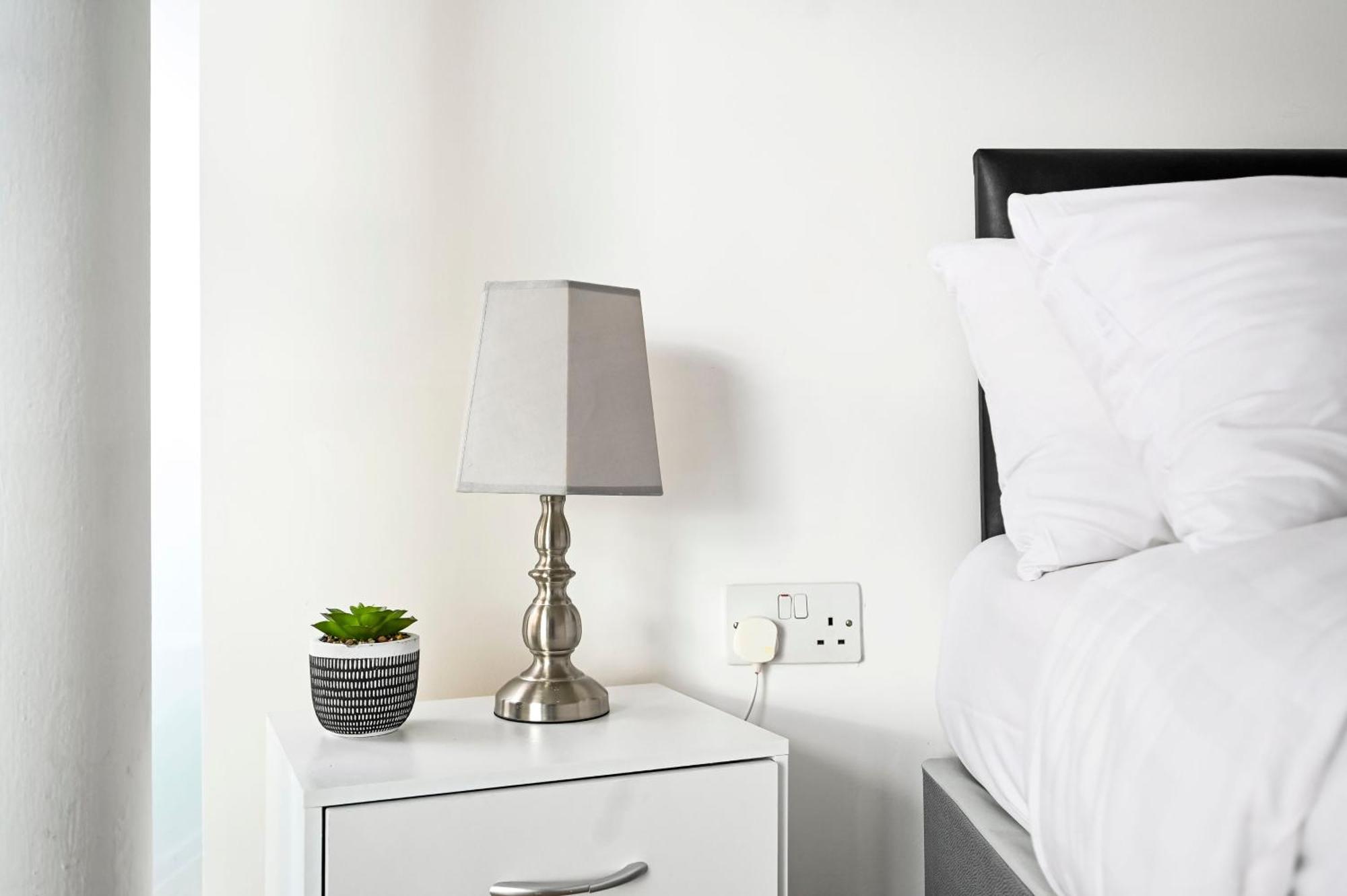 Lovely 2-Bed, Sleeps 6, Near Stratford Station & Abba Voyage, ロンドン エクステリア 写真